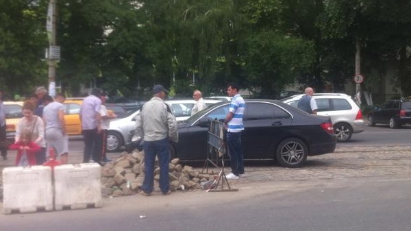 Bizonul cu BMW revine! Si-a lasat masina unde a vrut si a blocat un intreg bulevard! Sute de oameni au avut de suferit!