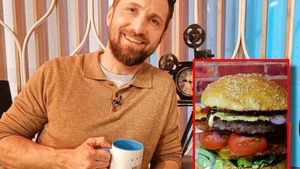 Vrei să comanzi acasă de la restaurantul lui Dani Oțil? Câți lei costă un burger cu cartofi prăjiți