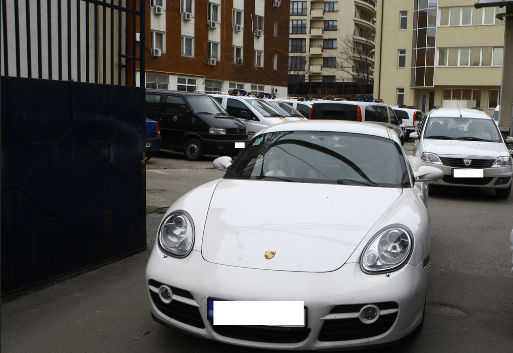 Porsche-ul Cayman al Oanei a ajuns și pe mâinile vrăjitoarelor (Foto: CANCAN.RO)