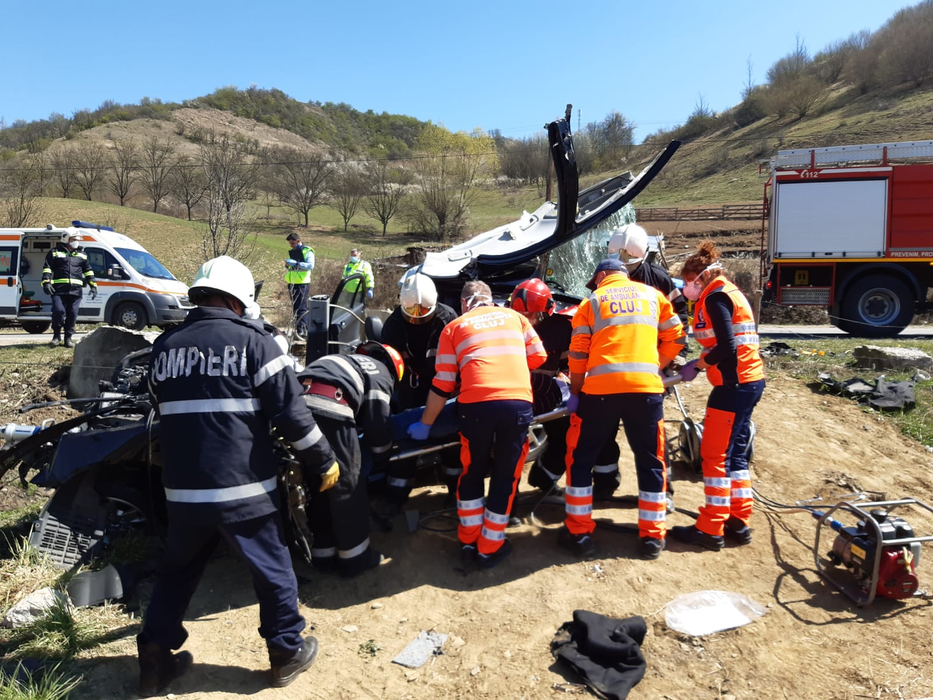 Accident grav în Cluj! Un tânăr de 18 ani a rămas încarcerat între fiarele mașinii