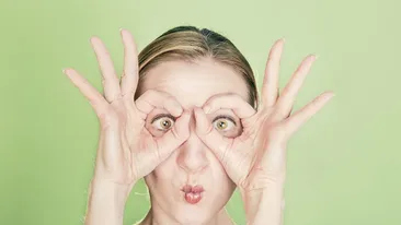 BANCUL ZILEI | Discuție amuzantă între două prietene, într-un bar