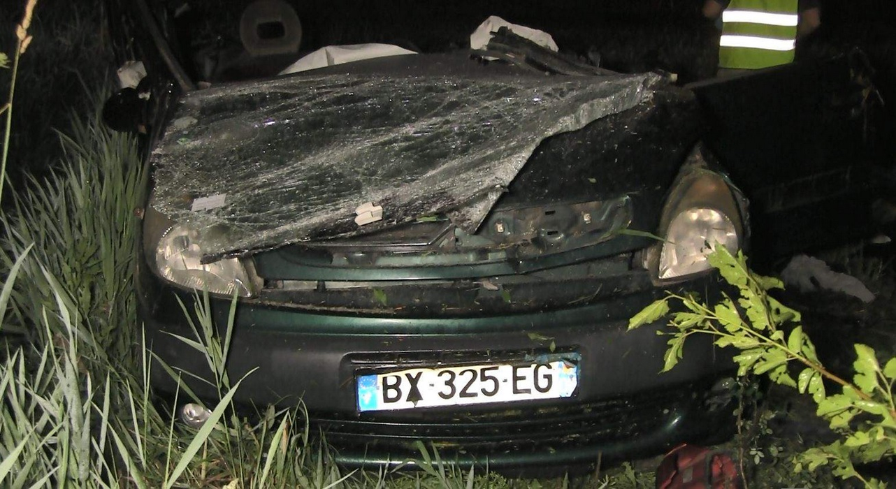 Cinci oameni au murit și un copil a supraviețuit în urma unui accident înfiorător! Mașina în care erau a plonjat zeci de metri  după ce s-a izbit de o cale ferată din Timiș