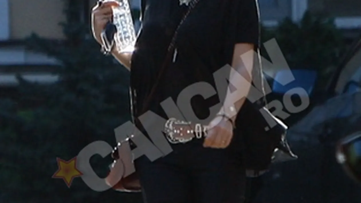 Uite cine canta la volan. Lori se antreneaza in masina