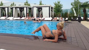 S-a intamplat in Bucuresti, la piscina! Afla ce vedeta a ramas fara sutien cand a vrut sa iasa din apa! Totul a fost fotografiat!