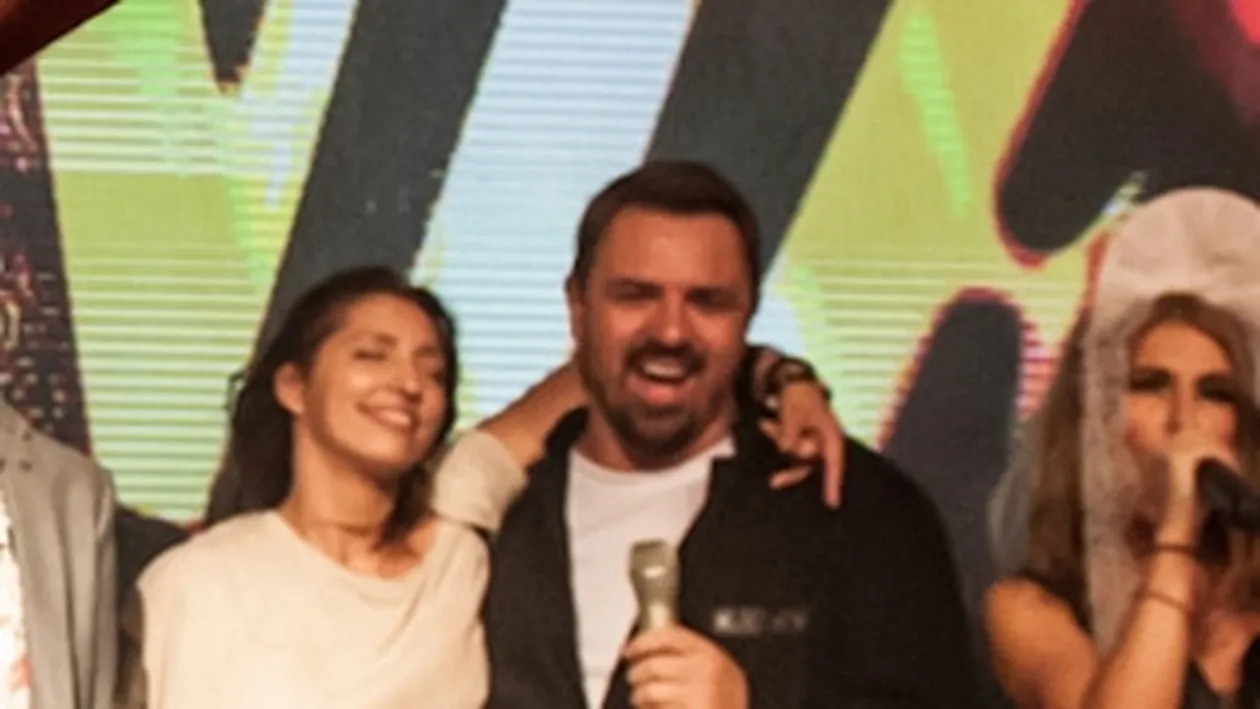 Horia Brenciu, pus intr-o situatie delicata in public. Vezi cum a reactionat cand s-a trezit coplesit de sarutarile sI imbratisarile unei fane