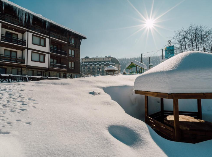 Hotelul Green Life Bansko 4* este situat la poalele muntelui Pirin/ sursă foto: Booking