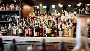 Afișul pus de proprietarul unui bar a devenit viral în România! Nu a bănuit nicio clipă vestea pe care a primit-o de la un client