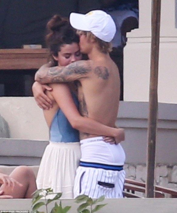GALERIE FOTO. Au făcut spectacol la nunta tatălui său! Justin Bieber și Selena Gomez, poze incendiare! S-au pipăit de față cu toată lumea!