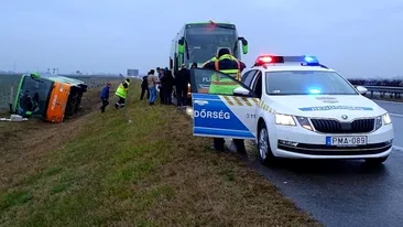 Un autocar românesc s-a răsturnat în Ungaria! Şoferul a adormit la volan