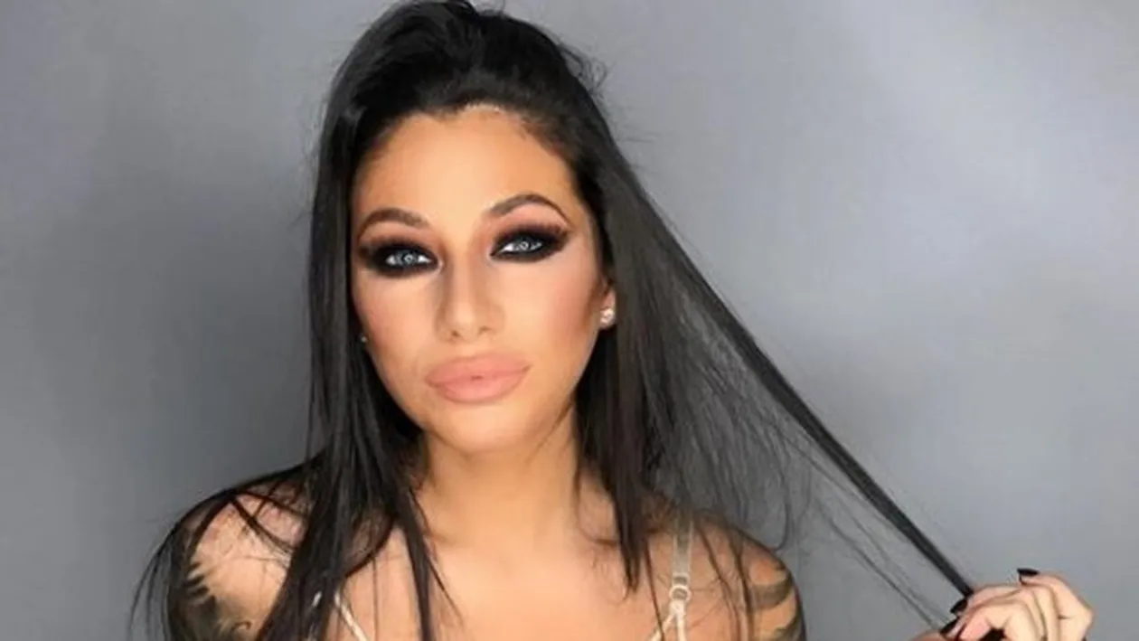 Roxana Vancea s-a pozat goală pușcă, în piscină! Fotografia interzisă minorilor a încins tot internetul