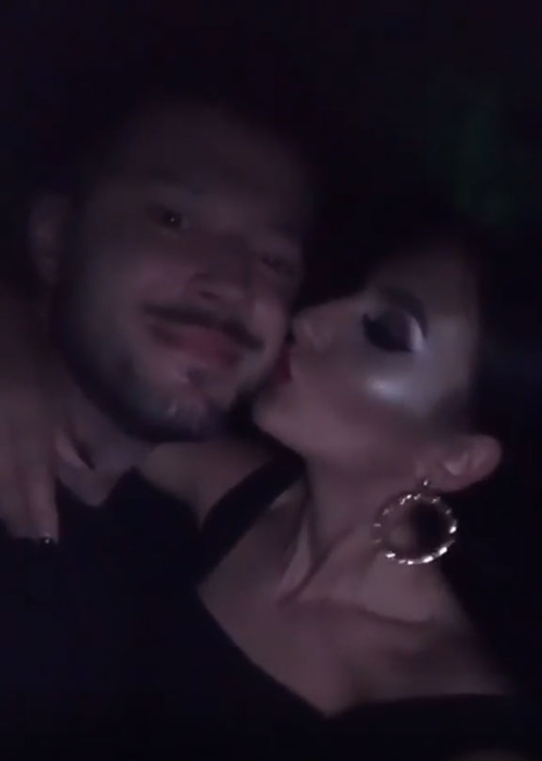 Adina Maria îl sărută pe Victor Slav