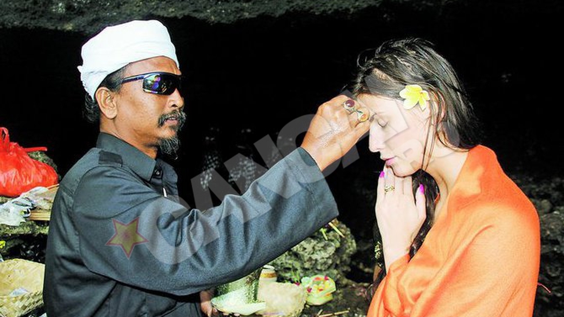 Roxana Ilie a vizitat temple budiste si a fost supusa unor ritualuri traditionale in Bali Si-a purificat sufletul in luna de miere