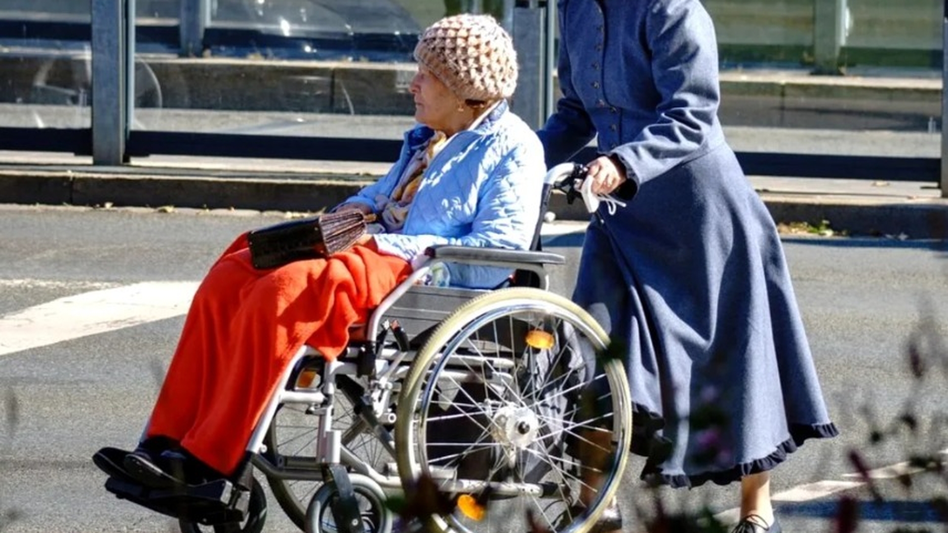 Ce salariu are o badantă româncă din Italia în 2026. Suma la care ajunge lunar, pe lângă cazare și mâncare