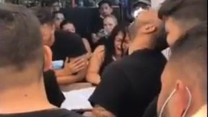Scene ULUITOARE la căpătâiul lui Emi Pian! Sorin Copilul de Aur a căzut în genunchi în timp ce cânta + Interlopii au ”aruncat” cu bani VIDEO