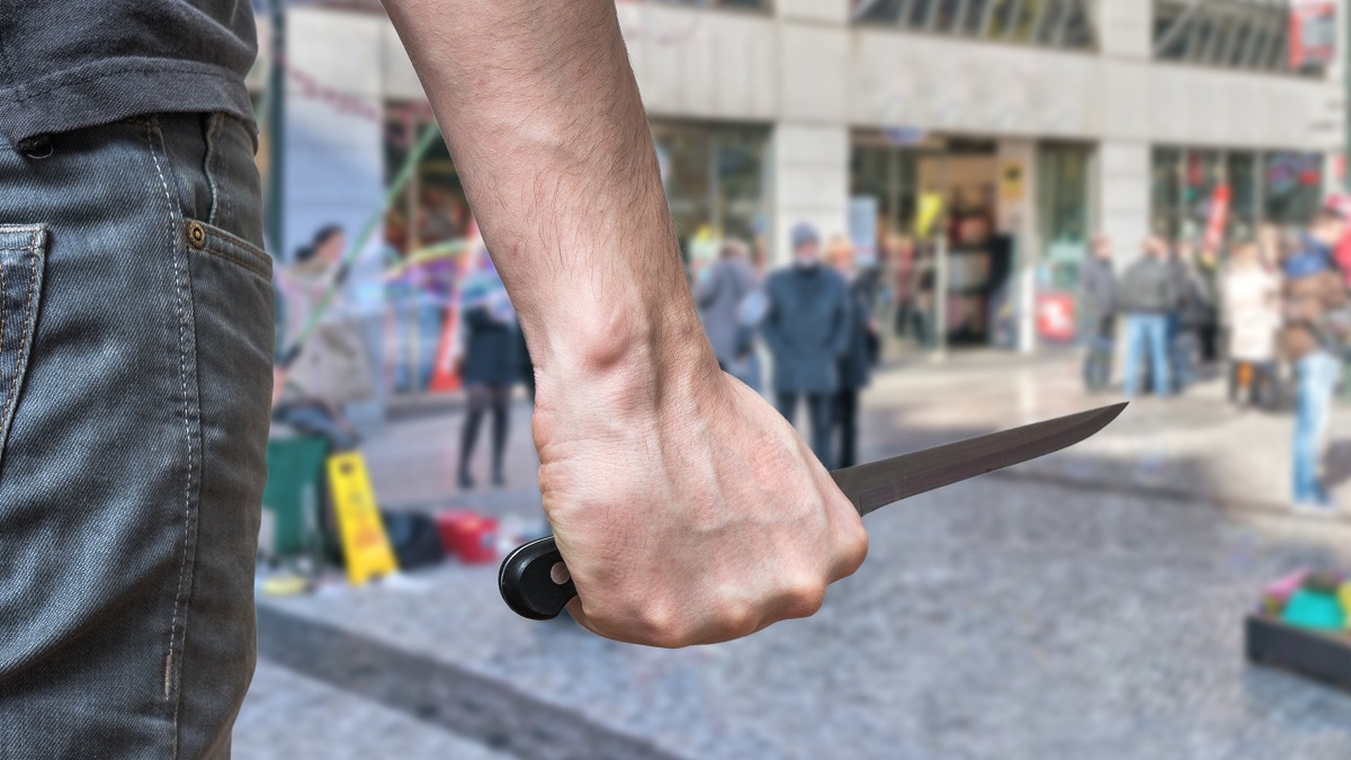 Scenariu de film, în Iași. Un bărbat cu aere de interlop l-a atacat cu cuțitul pe iubitul surorii sale, în plină stradă