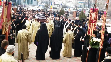 Scandal de proportii in Bihor. Preot, acuzat de localnici ca si-a insusit cutia milei si vine beat la slujba!