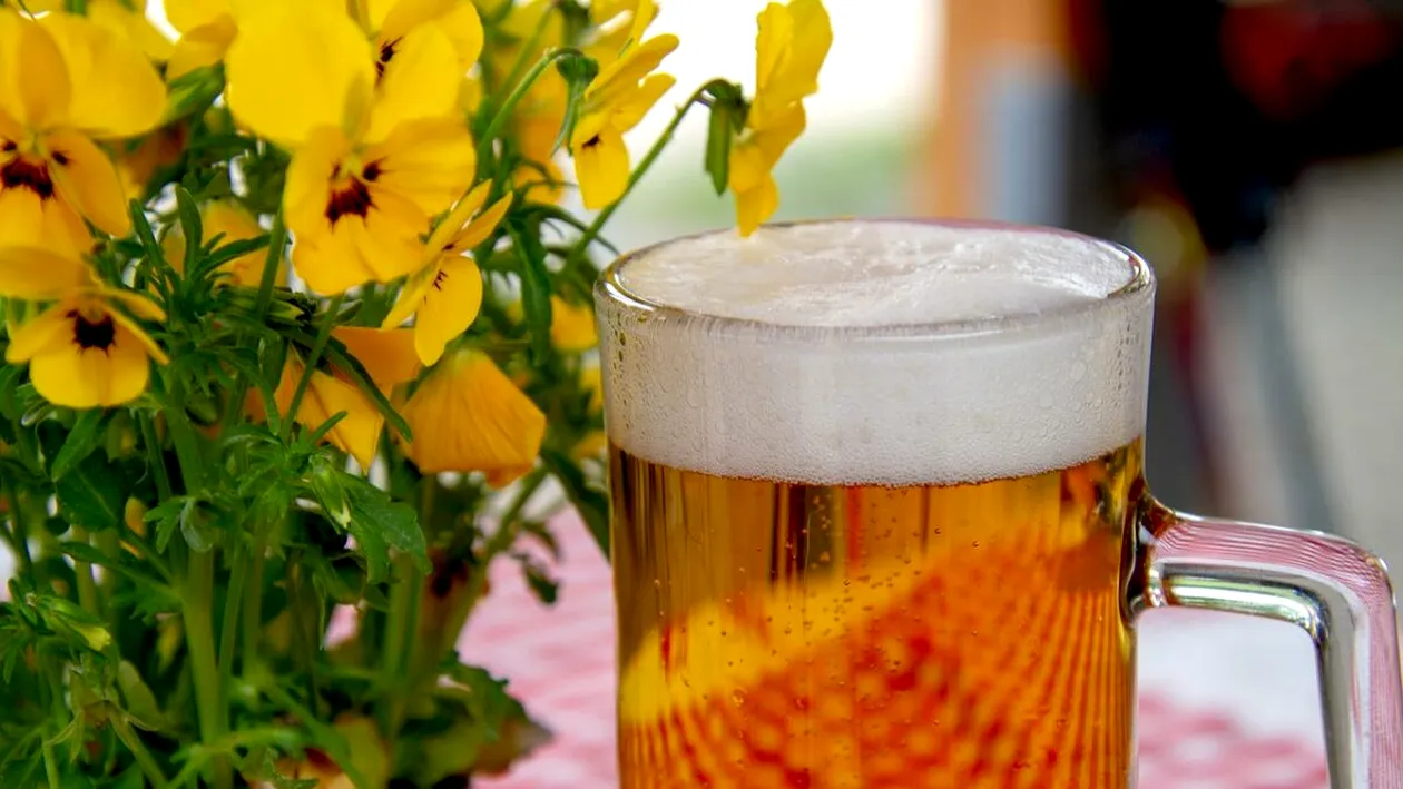 Cât costă o simplă bere pe plaja din Mamaia? Diferenţa e colosală faţă de terasele din Bucureşti