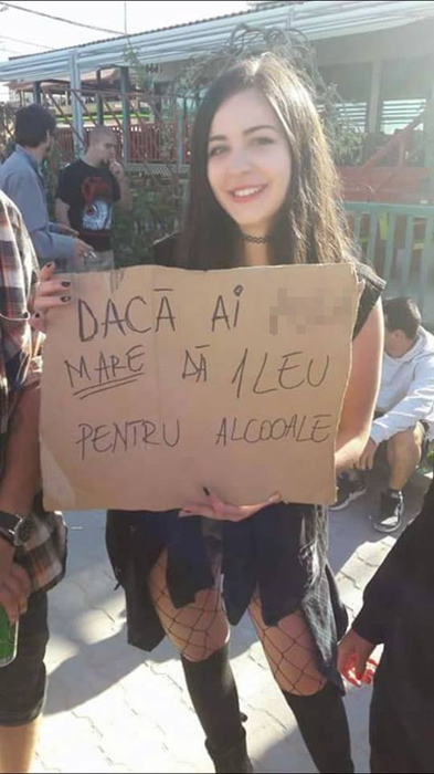 Cum a făcut rost de bani o tânără care era la mare. Gestul ei a devenit viral:  „Dacă ai ^#&@ mică, dă 1 leu pentru berică”