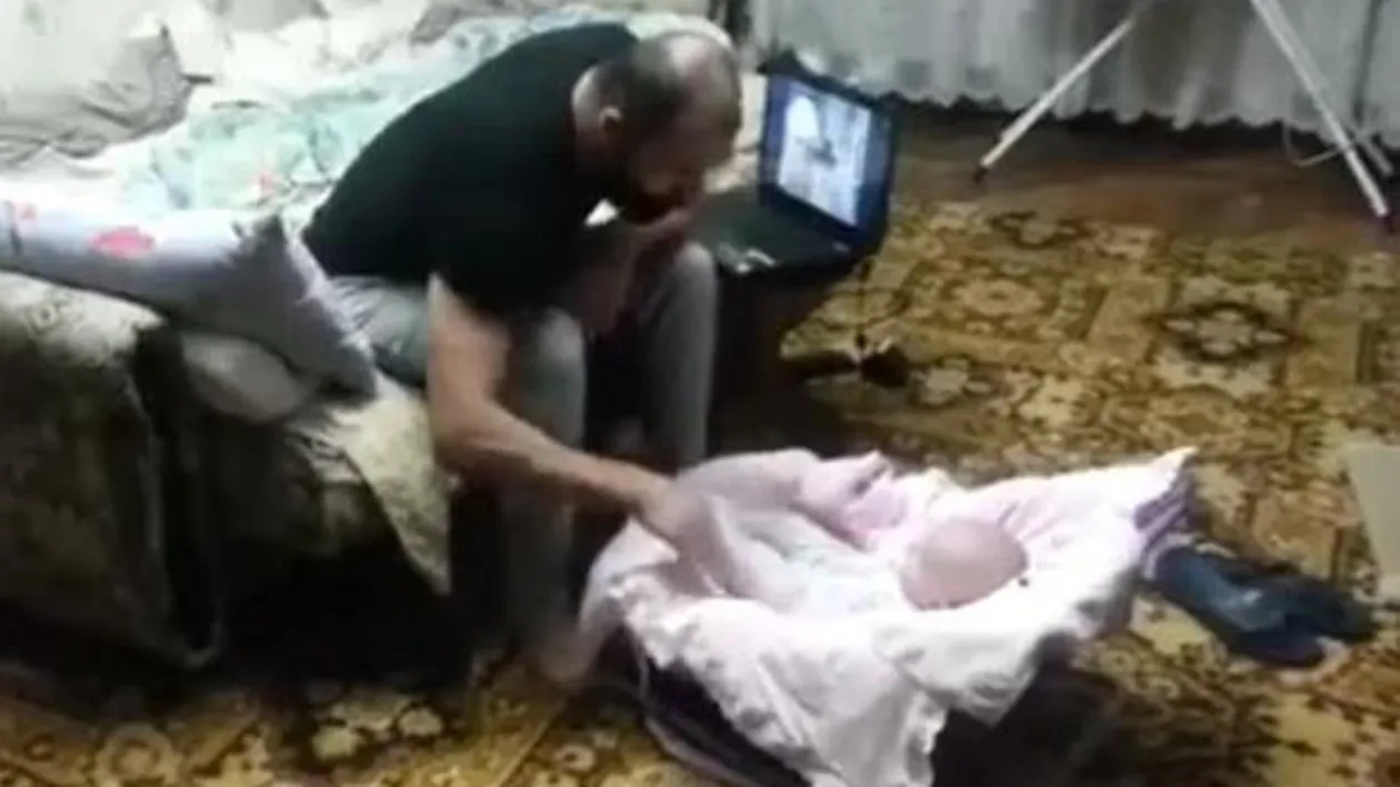 Din cauza relatiei cu concubinul ei o femeie din Vaslui le-a distrus viata celor doi copii: Ii fugarea nebunul din casa...