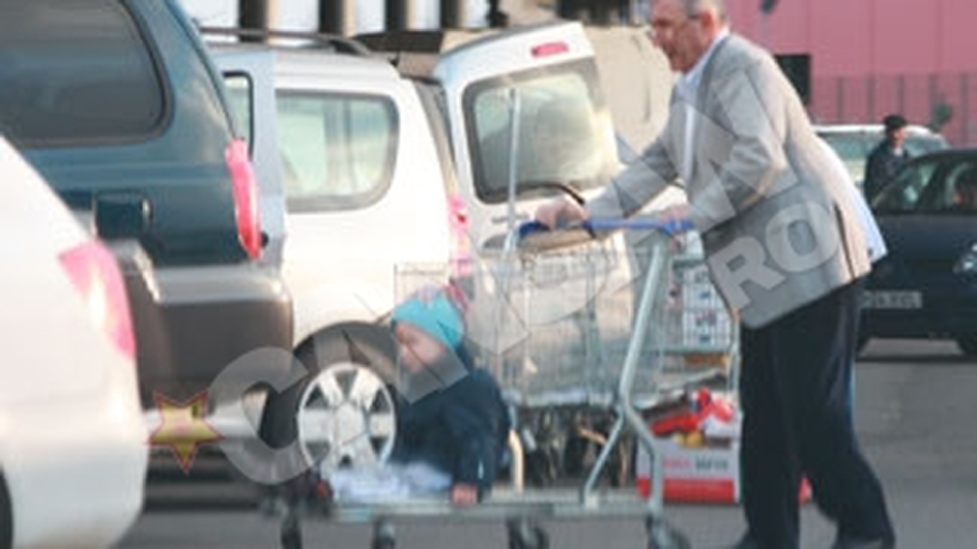 Pazea, ca vine Nistorescuuu! Isi plimba copilul cu un carucior de supermarket