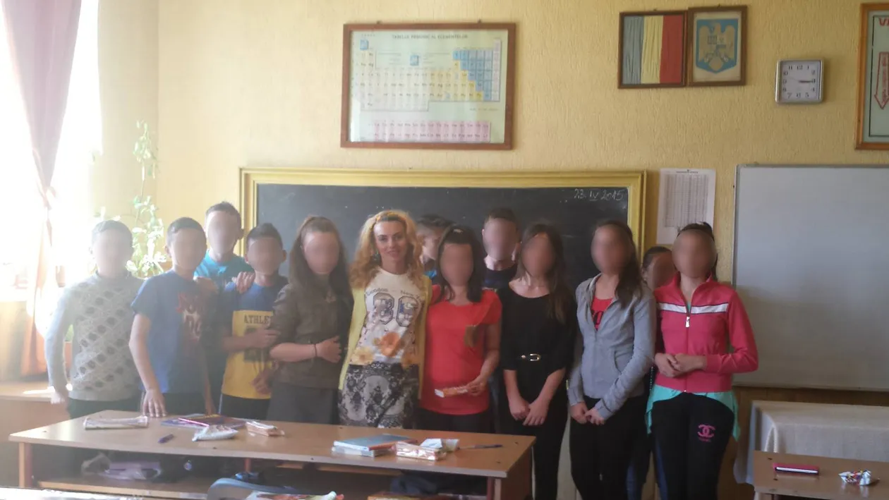 Scandal de proporţii într-o şcoală din Argeş. Elevii nu se pot concentra cu ochii la portjartierul profesoarei de româna!