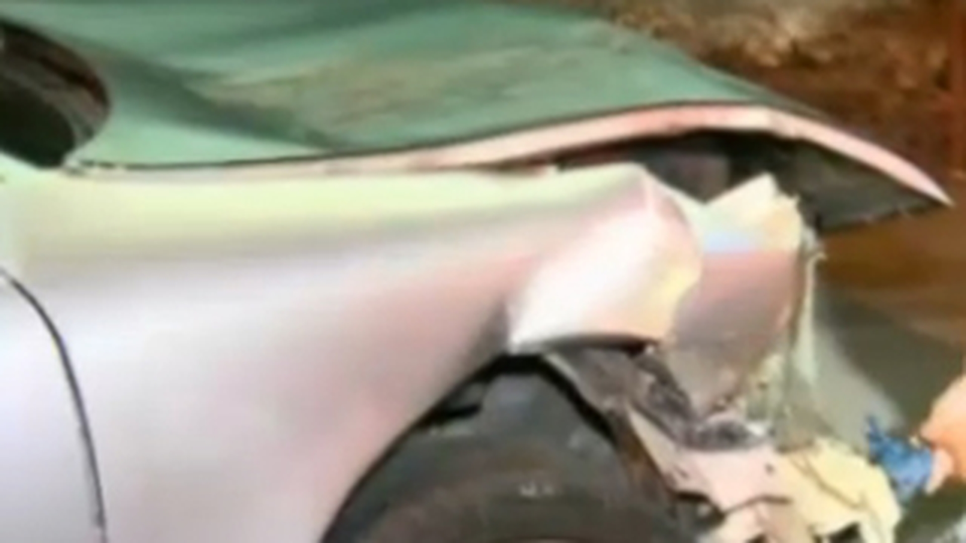 Vezi cum reactioneaza cocalarii dupa ce au provocat un accident in timpul unei curse ilegale de masini! Au agresat un cameraman Pro TV