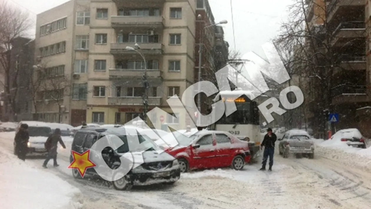 Foto revoltator! Si-a parcat Loganul pe linia de tramvai pentru ca locuri de parcare nu mai exista in Bucuresti!