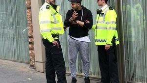 VIDEO EXCLUSIV cu reţinerea unui suspect la Londra. CANCAN.ro l-a filmat când i se puneau cătuşele!