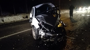 Accident violent în Târgu Mureș! Doi răniți grav, după ce mașina în care erau s-a izbit de un cap de pod și s-a răsturnat