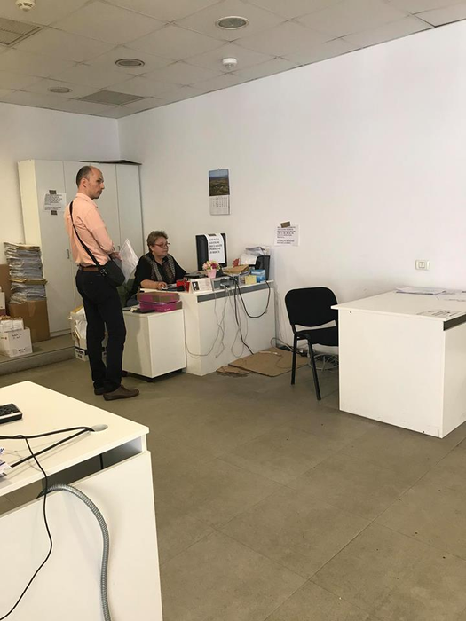 O mamă care a alăpta în curtea sediului ANAF susține că a fost agresată verbal de o angajată: „Mișcă-te cu copilul de aici, că aici fumez eu de obicei!”