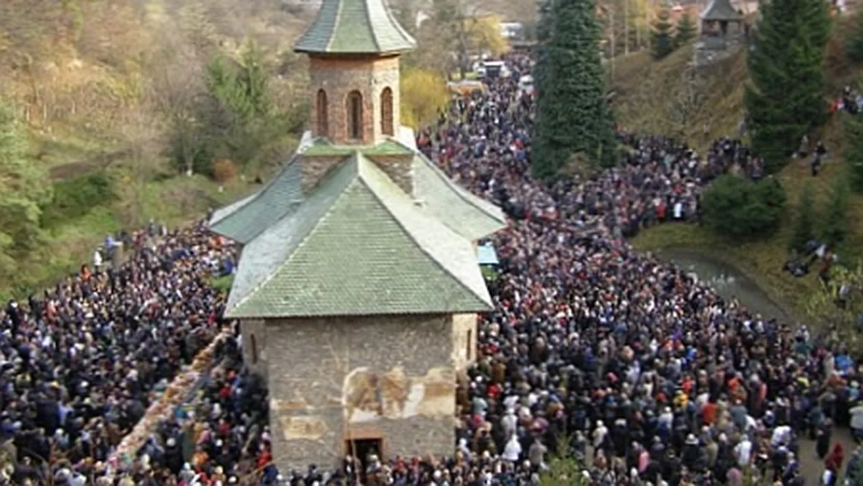 Imagini incredibile! Nu o sa iti vina sa crezi ce s-a intamplat a doua zi de Craciun la mormantul Parintelui Arsenie Boca!