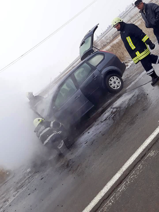 Mașina abia cumpărată a unui sucevean ghinionist a luat foc după doar câțiva kilometri (foto - stirisuceava.net)