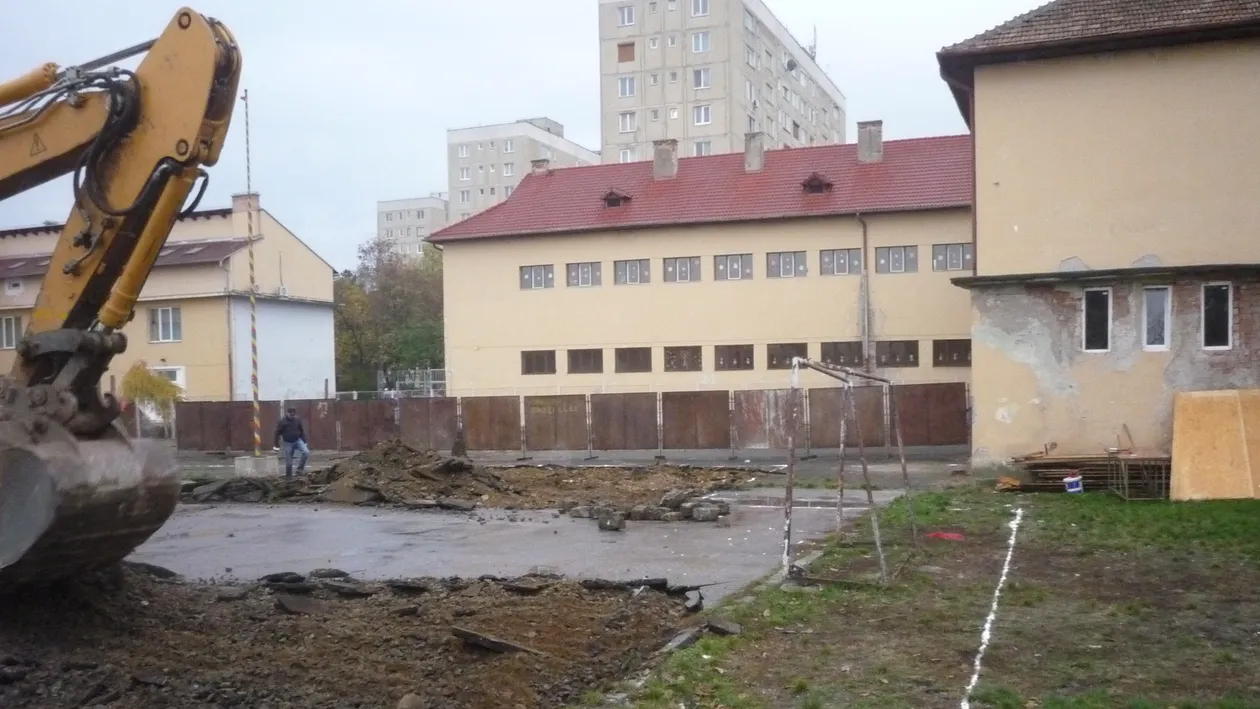 Păpuşa romilor are soţ! Cuplul Barbie - Ken, ameninţat de Lulica şi Bărculică