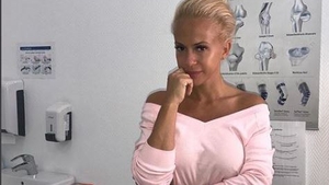 Anda Adam s-a pozat lângă schelet: ”Aştept cu emoţie să vină…” / ”Stai calmă!”