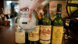 De ce e bine să pui orez într-o sticlă de vin? Trucul care te va uimi