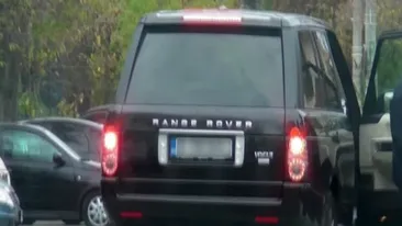 Mircea Lucescu, galant cu sotia. Vezi cum a impresionat-o, la intrarea in restaurant!