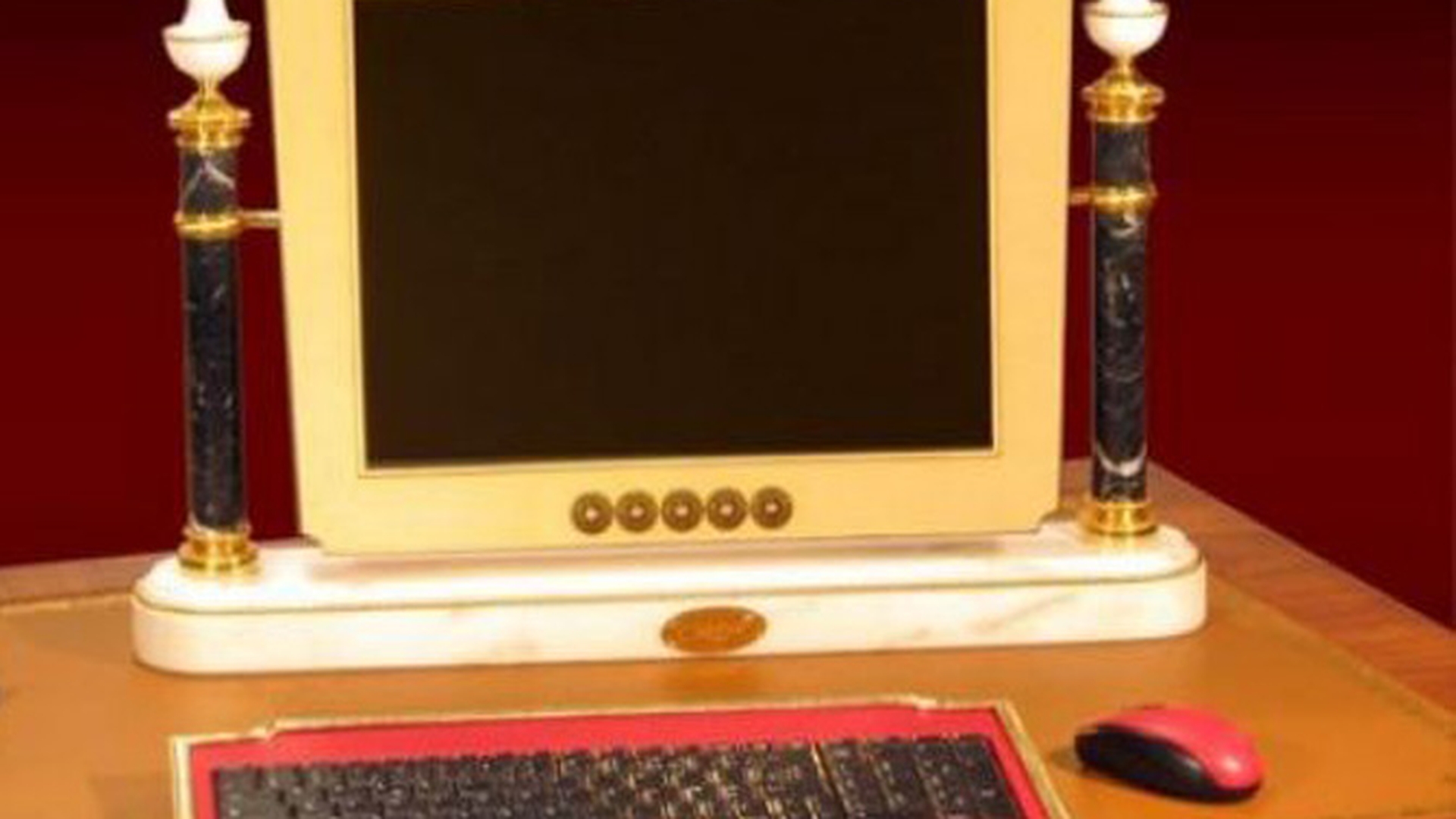 Ce zici de un calculator de aur si marmura de 21.000 de dolari? E facut de un roman!