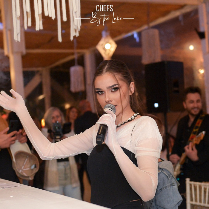 Theo Rose, în mijlocul fanilor săi de pretutindeni / Sursă foto: Facebook