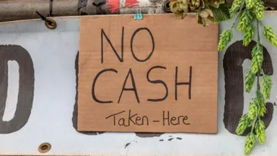 O țară unde „banii cash fac legea” și cei mai mulți oameni nu au cont bancar ar putea fi primul stat din lume care interzice bancnotele