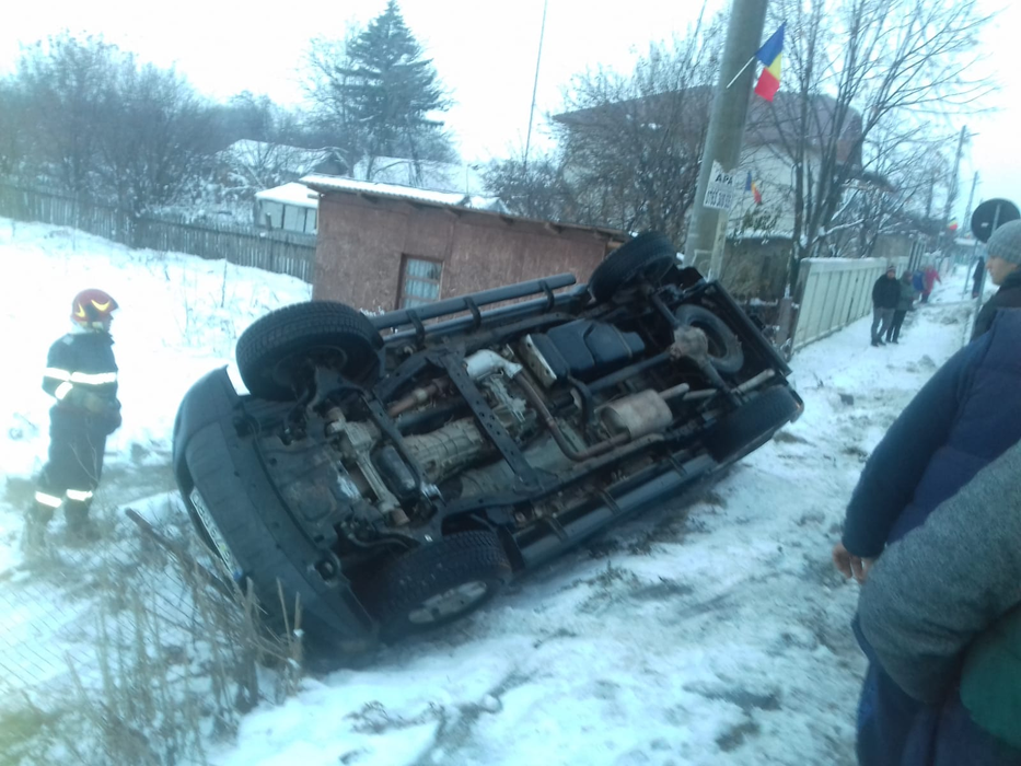 Accident violent pe DN6! Trei oameni au fost răniți, după ce mașina în care erau s-a răsturnat