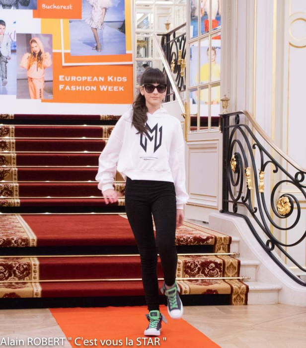 Raisandra a strălucit pe catwalk-ul de la Paris în creațiile unor designeri români! Imagini de colecție cu talentata cântăreață