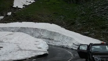 Zăpadă „cât casa” pe Transfăgărășan! Drumul este închis