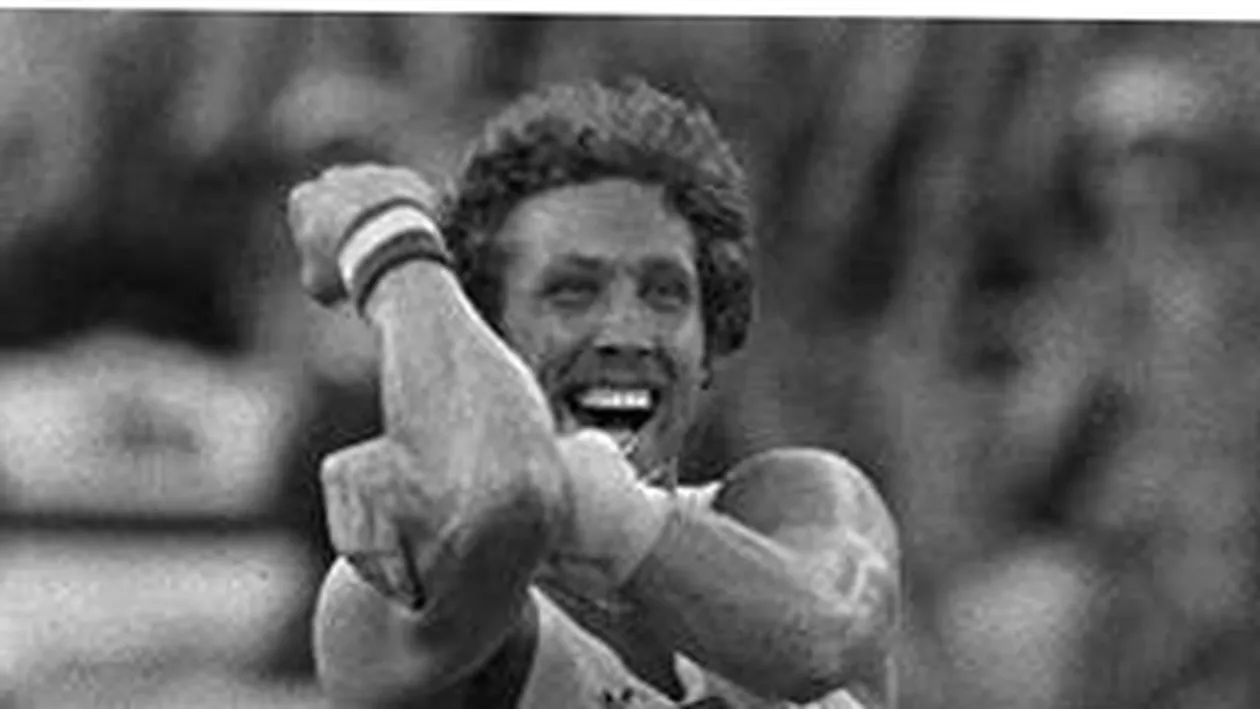 Povestea unei fotografii incredibile: un gest obscen care a facut istorie!