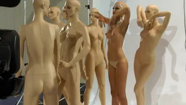 Prea dezbracate! Fetele de la Next Top Model tunse la 0, interzise pe Facebook!