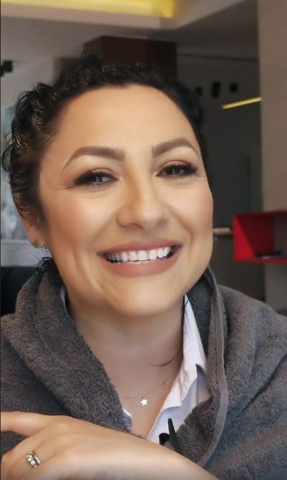 Andra, în ipostaze nemaivăzute până acum! S-a filmat în timp ce se vopsește singură acasă. Ce s-a întâmplat după ce și-a aplicat vopseaua pe păr