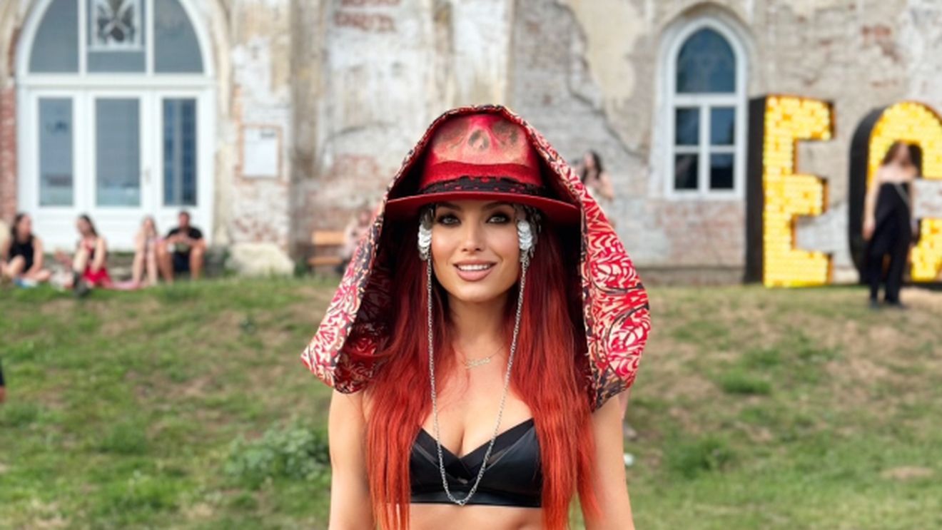 Elena Gheorghe, show de senzație la Electric Castle! Publicul a dansat și a cerut bis: “M-am bucurat enorm să văd publicul dansând în hore și cântând alături de noi”