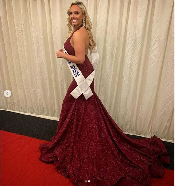 Transformarea uluitoare a unei blonde voluptuoase! A fost părăsită de iubit pentru că era grasă, avea 108 kg, iar acum a ajuns Miss Marea Britanie