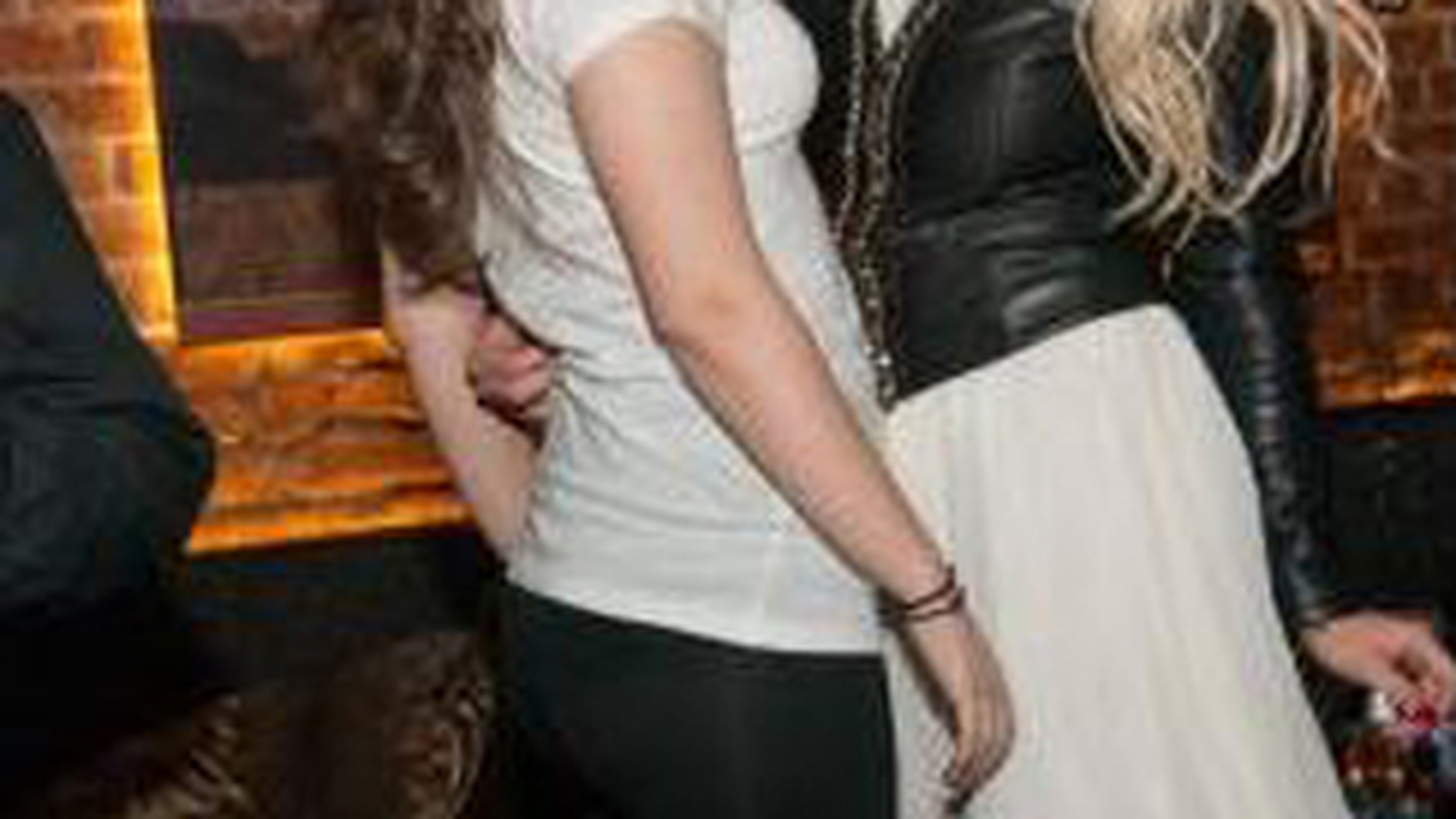 Roxana Nemes si-a scos coapsele la agatat in club!