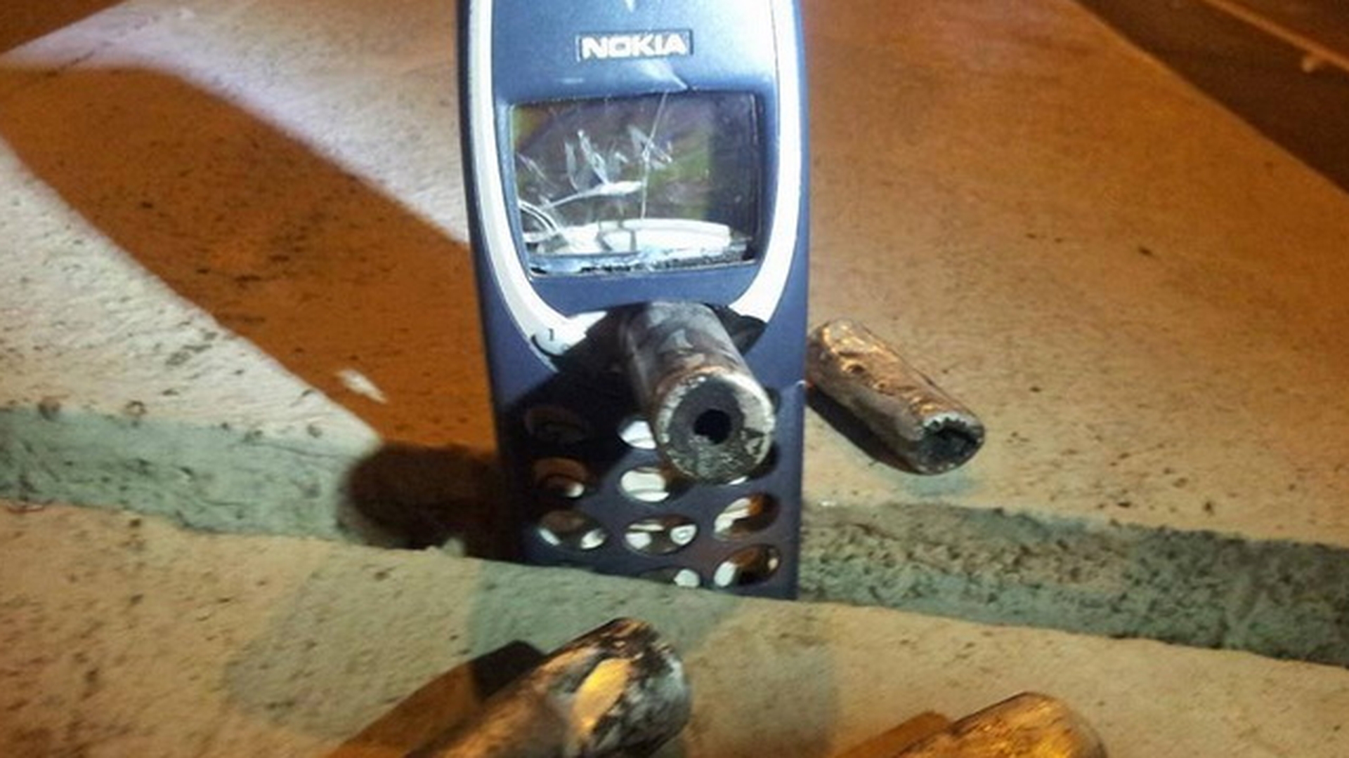 Un telefon de doi lei i-a salvat viata unui protestatar! Aparatul a oprit un glont!