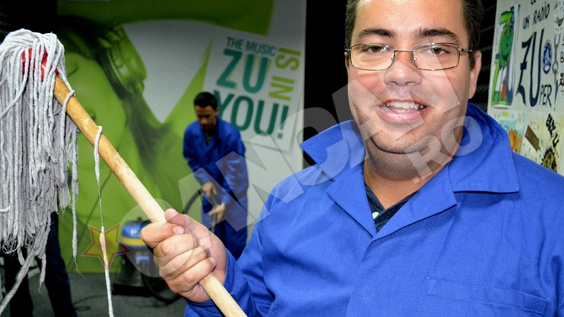 Razvan Popescu face curatenie pentru Buzdugan si Morar! Da cu aspiratorul si sterge praful!